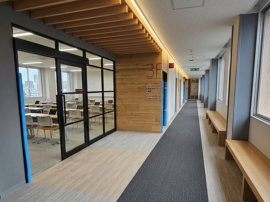 教室と通路の床工事