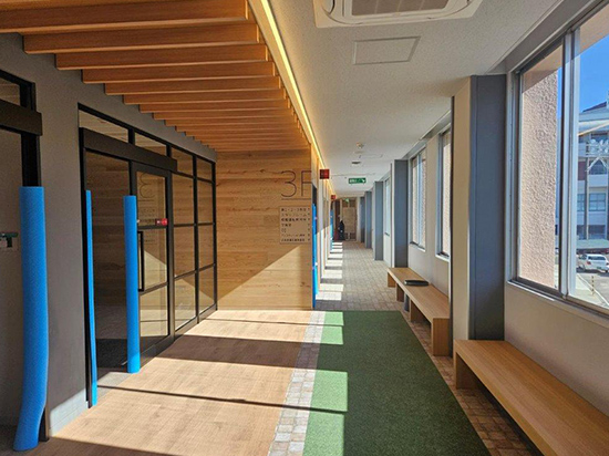 教室と通路の床工事